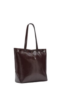 Brązowa skórzana torba na ramię z dwoma paskami, gładka tekstura, minimalistyczny design i czarne zapięcia na zatrzask wzdłuż górnej krawędzi.