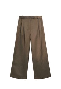 Bruine, wijde broek met hoge taille, geplooide voorkant en een gladde textuur. Ontworpen met een strakke, op maat gemaakte silhouet.