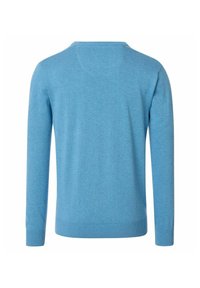 Niebieski sweter z długim rękawem i okrągłym dekoltem, wykonany z miękkiego materiału. Posiada ściągacze przy mankietach i dolnym brzegu oraz gładką, równą strukturę.