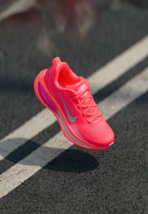 VOMERO 18 - Chaussures de running sur route - bright crimson/white/hyper pink/pink foam