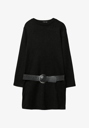 Čierne dlhé šaty s dlhými rukávmi, okrúhlym výstrihom a širokým čiernym opaskom s okrúhlou striebornou prackou v oblasti pásu.