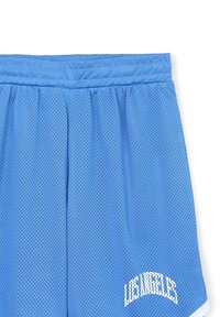 Pantaloni sportivi blu in rete con cintura elastica, con la scritta bianca "LOS ANGELES" vicino all'orlo e una texture in rete aperta per la traspirabilità.