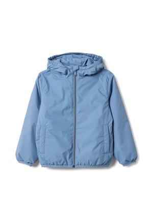 Lichtblauwe, lichtgewicht jas met een ritssluiting aan de voorkant, elastische manchetten en een capuchon. Voorzien van twee zijzakken, een gladde textuur en een minimalistisch ontwerp.