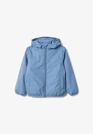 Veste légère bleu clair avec fermeture éclair à l'avant, poignets élastiques et capuche. Comprend deux poches latérales, une texture lisse et un design minimaliste.