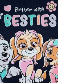 Il grafico presenta tre cani in stile cartone animato con grandi occhi, vestiti con abiti colorati. Il testo recita 'Meglio con i MIGLIORI AMICI' sopra di loro. Lo sfondo è di colore blu navy.