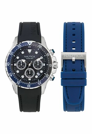 Montre chronographe Nautica avec un bracelet en caoutchouc noir, une lunette bleue marine, un boîtier en argent, un cadran texturé noir et des marqueurs d'heure blancs contrastants.
