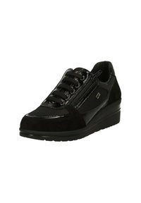 Scarpa da ginnastica nera con una combinazione di pelle verniciata lucida e morbido suede. Design strutturato con lacci e una cerniera laterale. Suola a zeppa.