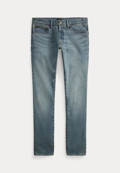 Světle modré slim fit džínové kalhoty s předními kapsami, poutky na pásek a zapínáním na knoflíky, zobrazené na bílém pozadí.