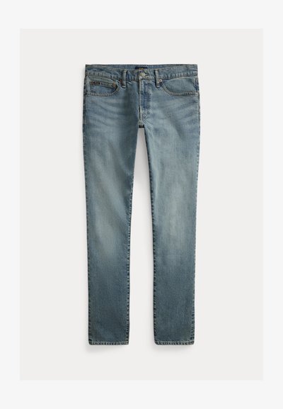 Hellblaue Slim-Fit Denim-Jeans mit Fronttaschen, Gürtelschlaufen und Knopfverschluss, flach auf weißem Hintergrund dargestellt.