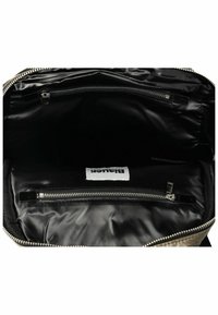 Doublure intérieure noire d'un sac avec un compartiment principal équipé d'une poche zippée et d'une étiquette portant le nom de la marque "Blanker". Quincaillerie en argent.