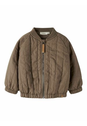 Brązowa pikowana dziecięca kurtka bomber z przednim zamkiem błyskawicznym, elastycznymi mankietami i dołem oraz ściągaczem przy kołnierzu, oznaczona jako Lil' Atelier.