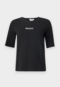 Juodas trumpas rankovės marškinėliai, pagaminti iš medvilnės, su apvalia iškirpte. Priekyje yra sidabrinė "DKNY" logotipas, o ant rankovės - užtrauktuko akcentas.