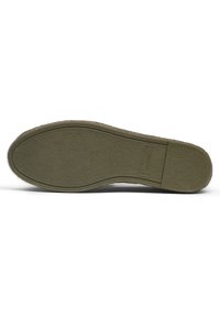 Suola di scarpa in gomma verde con superficie texturizzata, bordi arrotondati e un'impressione sottile del logo, caratterizzata da una finitura naturale e durevole.