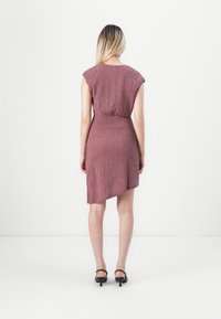 Sukienka do kolan z krótkimi rękawami w teksturowanym mauve'owym materiale, z asymetrycznym dołem, dopasowaną talią i minimalnymi zdobieniami.