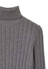 Grau gestrickter Pullover mit hohem Kragen, strukturiertem Rippmuster und weichem Stoff mit einem dezenten Glanz.