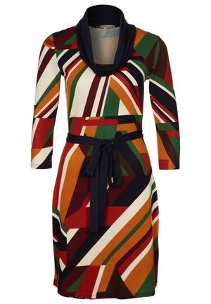 Robe à manches longues avec imprimé géométrique dans des nuances d'orange, vert, rouge, noir et blanc, dotée d'un col bénitier noir et d'une ceinture nouée à la taille.