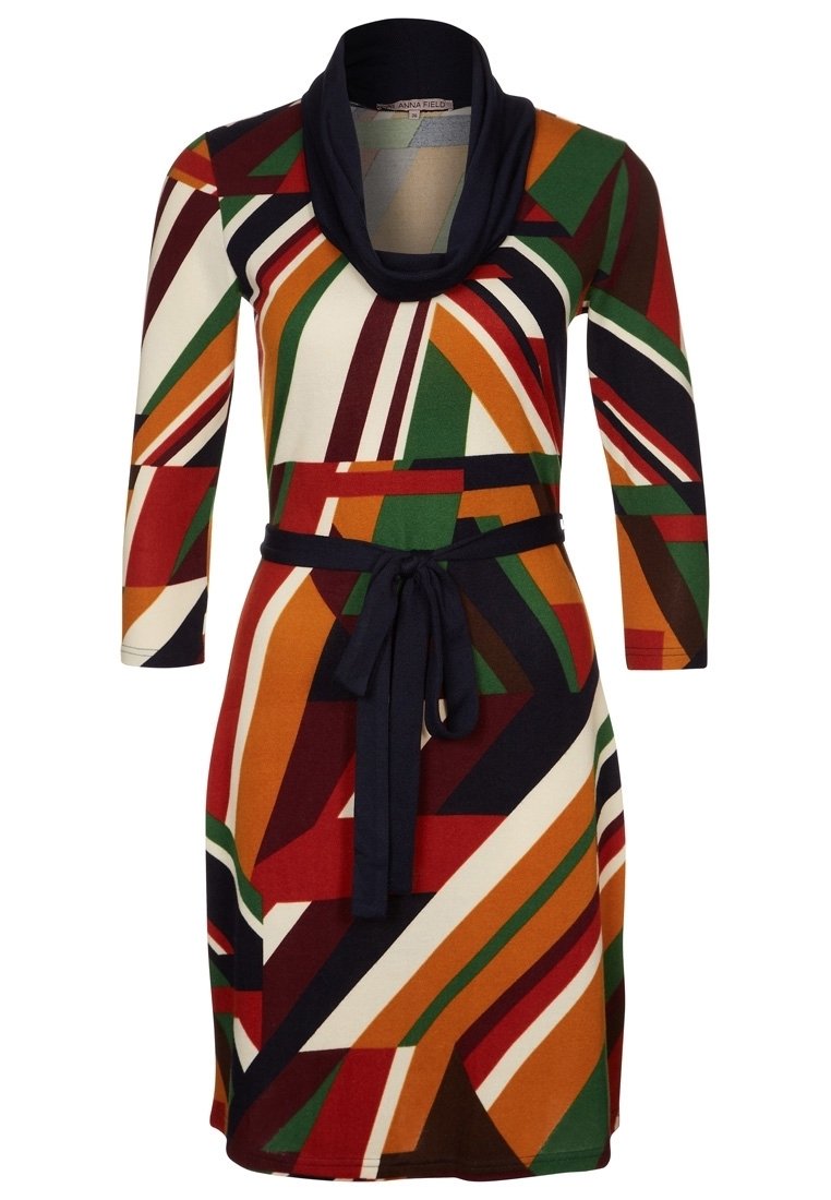 Robe à manches longues avec imprimé géométrique dans des nuances d'orange, vert, rouge, noir et blanc, dotée d'un col bénitier noir et d'une ceinture nouée à la taille.