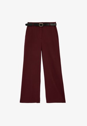 Wijde broekspijpen in bordeauxrood met zijzakken, een hoge taille en een zwarte riem met een gouden gesp.