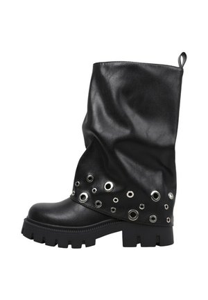 Botte en cuir noir mi-mollet avec semelle épaisse et œillets métalliques circulaires argentés autour de la cheville.