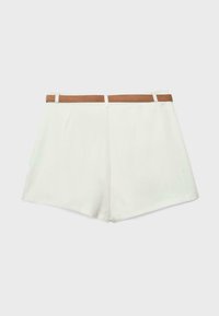 Białe szorty z wąskim brązowym paskiem przewleczonym przez szlufki, wyłożone na płasko na jasnoszarym tle.