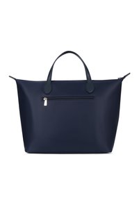 Borsa tote blu navy con doppi manici corti, tasca frontale orizzontale con zip e finitura opaca liscia su sfondo bianco.
