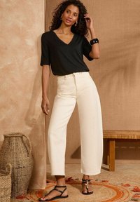 Love & Roses REGULAR FIT - PREMIUM V-NECK   - T-shirt basique - black
