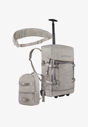 Grauer Stoff-Rucksack mit Rollen, verstellbaren Trägern, vorderen Schnallen und einem abnehmbaren kleinen Rucksack. Enthält einen gepolsterten Mesh-Hüftgurt.