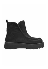 Svart ankelboot med en texturerad tygöverdel, slip-on-design och en tjock gummisula. Har sömdetaljer och en dragflik på baksidan.