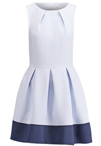 Robe bleu pâle sans manches avec des plis à la taille et un ourlet bleu foncé, présentant un col rond et une fermeture éclair dans le dos.