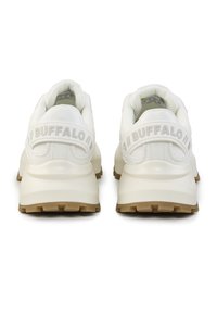 Paire de baskets blanches Buffalo vues de dos avec des semelles beige épaisses et "BUFFALO" embossé sur les brides de talon.