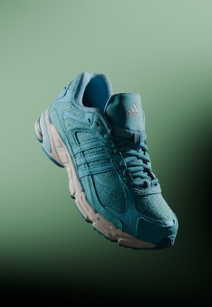 Jasnoniebieski but do biegania Adidas z sznurowadłami, teksturowaną cholewką i białą amortyzowaną podeszwą na zielonym gradientowym tle.