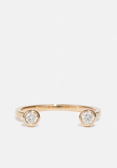 Goldfarbener Ring mit zwei runden, klaren, funkelnden Steinen an beiden Enden. Offenes Design mit glatter, polierter Oberfläche.