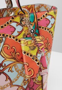 Kleurrijke handtas van gestructureerd leer met een kettingpatroon. Opvallende details zijn de hardware in goudkleur en een decoratief label.