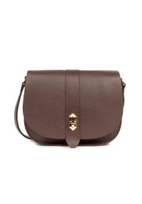 Borsa a tracolla in pelle marrone con finitura testurizzata, hardware dorato e chiusura a patta frontale. Include una tracolla regolabile.