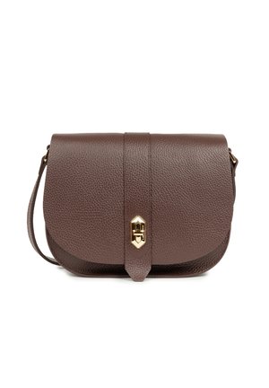 Borsa a tracolla in pelle marrone con finitura testurizzata, hardware dorato e chiusura a patta frontale. Include una tracolla regolabile.