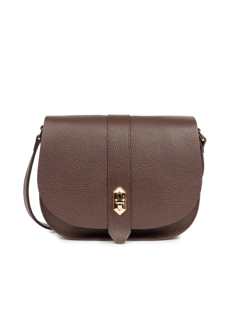 Borsa a tracolla in pelle marrone con finitura testurizzata, hardware dorato e chiusura a patta frontale. Include una tracolla regolabile.