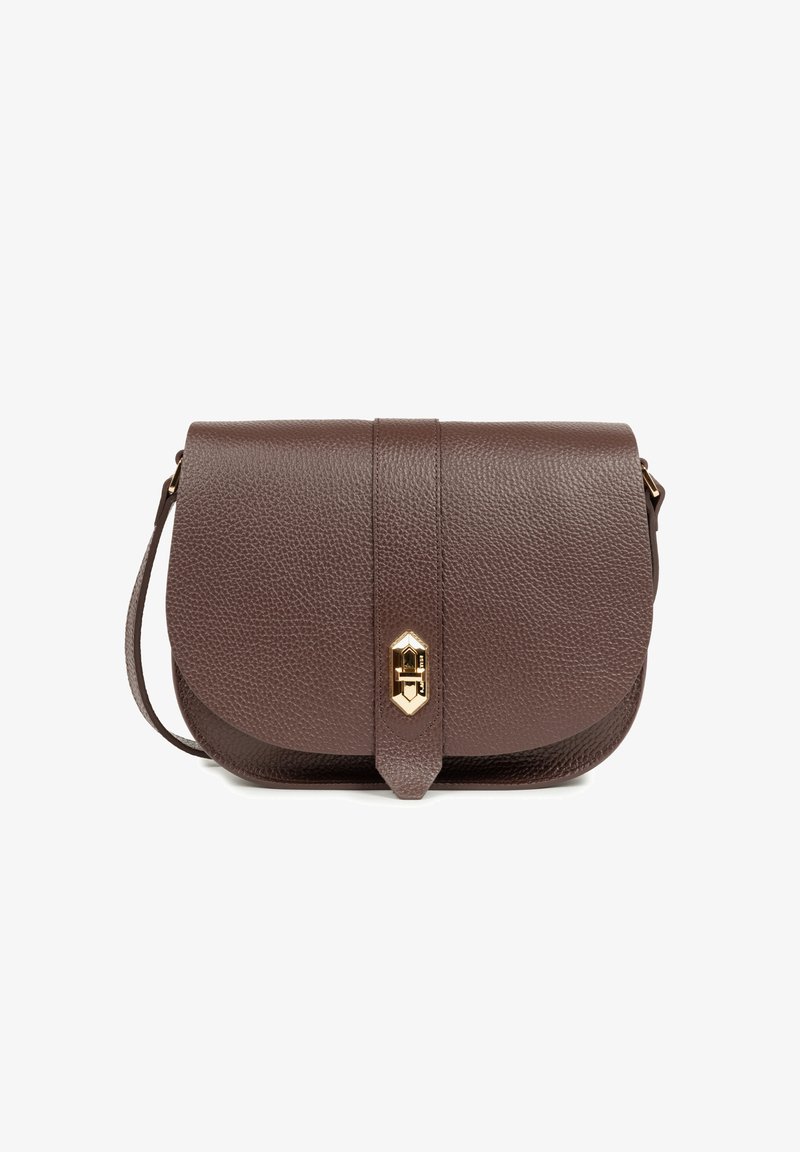 Borsa a tracolla in pelle marrone con finitura testurizzata, hardware dorato e chiusura a patta frontale. Include una tracolla regolabile.