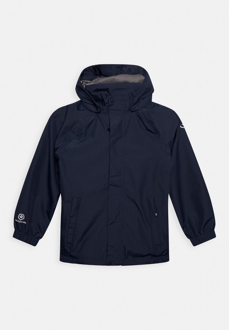 Marineblaue wasserdichte Jacke mit Kapuze, elastischen Manschetten, zwei Seitentaschen und einem Logodetail am linken Ärmel. Leichtes und atmungsaktives Material.