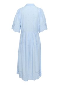 Svetlo modra bombažna obleka s kratkimi, napihnjenimi rokavi, vezenimi cvetličnimi vzorci in čipkastim robom. Ima ovratni izrez.