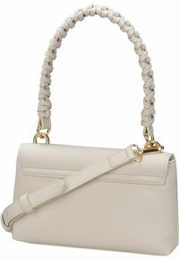 Beige håndtaske lavet af glat materiale med en struktureret form. Har et vævet håndtag, en aftagelig rem og guldfarvede detaljer.