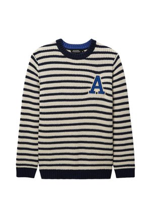 Pull tricoté rayé blanc et bleu marine avec col, poignets et ourlet côtelés, et un grand patch bleu en forme de lettre « A » sur la poitrine gauche.