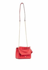 Sac en cuir rouge à bandoulière avec un rabat et une marque en relief "LANCE". Il dispose d'une bandoulière en chaîne dorée et d'une finition texturée. Forme rectangulaire compacte.