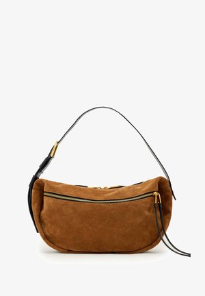 Brązowa torba zamszowa o zakrzywionym kształcie, wyposażona w czarny pasek, złoty suwak i gładką fakturę. Przód zdobią dwa suwaki.
