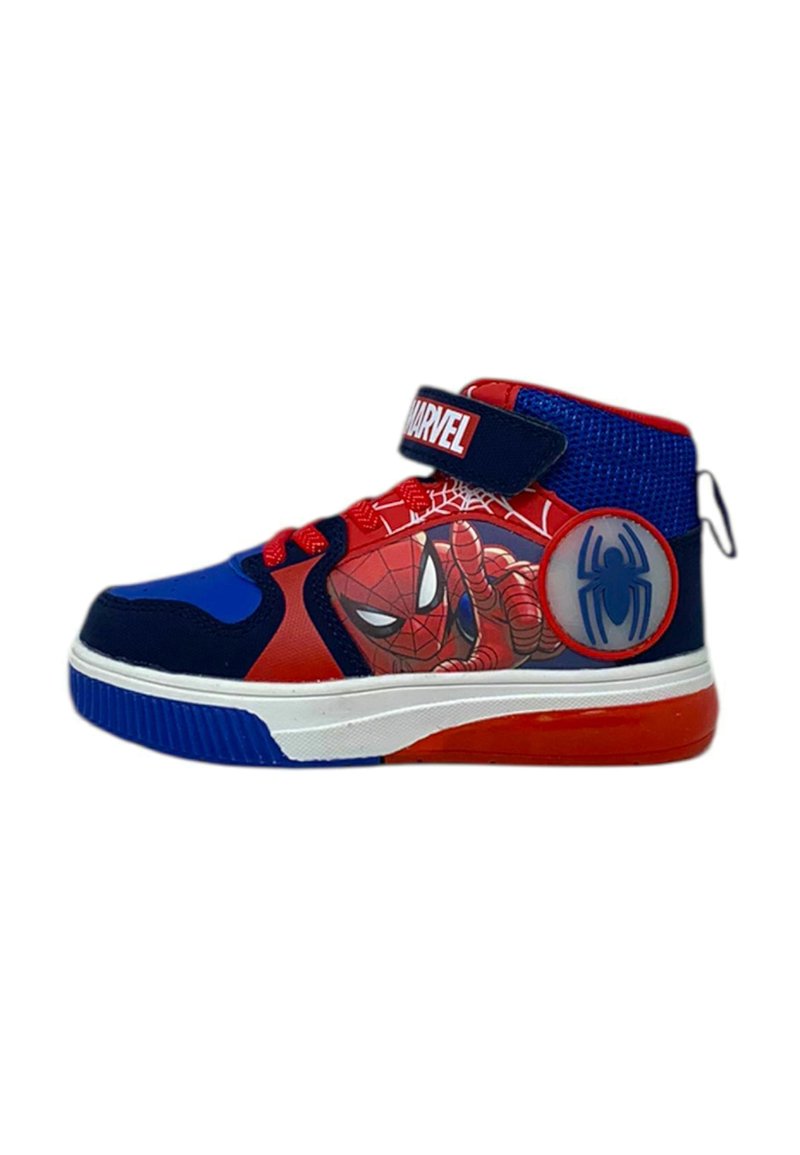 Scarpe da ginnastica alte rosse e blu con grafica di Spider-Man, tessuto in rete, suola a contrasto e una fascia regolabile con il testo "MARVEL".