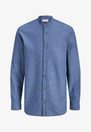 Niebieska lniana koszula z długim rękawem, kołnierzykiem typu mandarynka i brązowymi guzikami z przodu, przedstawiona na białym tle.