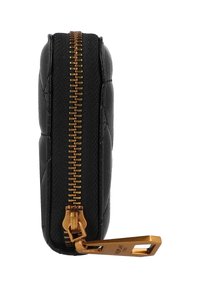 Cartera negra con cremallera fabricada en cuero texturizado, que presenta una cremallera de metal tono dorado y una pequeña etiqueta de metal unida al tirador de la cremallera.
