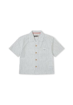 Camisa blanca de manga corta con botones, rayas negras verticales delgadas y un pequeño logo en el bolsillo izquierdo del pecho.