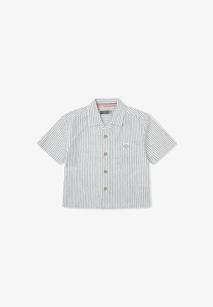 Camisa blanca de manga corta con botones, rayas negras verticales delgadas y un pequeño logo en el bolsillo izquierdo del pecho.