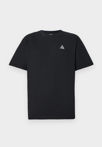 Schwarzes Baumwoll-T-Shirt mit lockerer Passform, ausgestattet mit einem kleinen weißen Dreieckslogo auf der linken Brustseite und einem runden Ausschnitt.