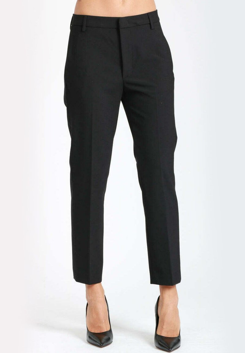 Pantaloni neri su misura con una vestibilità slim, dotati di passanti per cintura, tasche laterali e una finitura pulita. Il tessuto appare liscio con una leggera lucentezza.